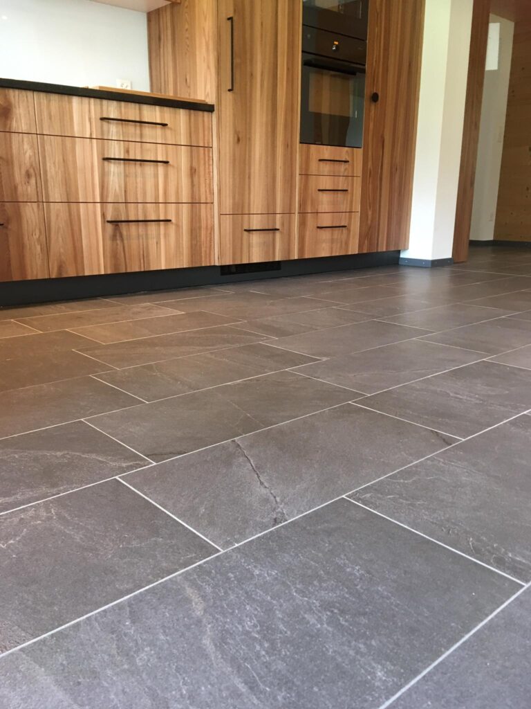 Verlegung von Natursteinen durch Fabienne Huber Plattenlegerin