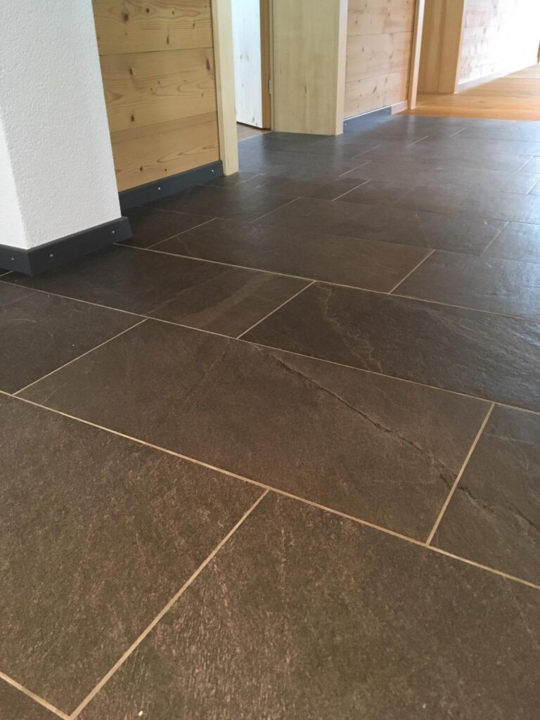 Nesslau: Mehrfamilienhaus. Keramik Bodenbeläge im Eingangsbereich, Gang, Bad und Küche. Feinsteinsteig 30 x 60 cm wild verlegt.