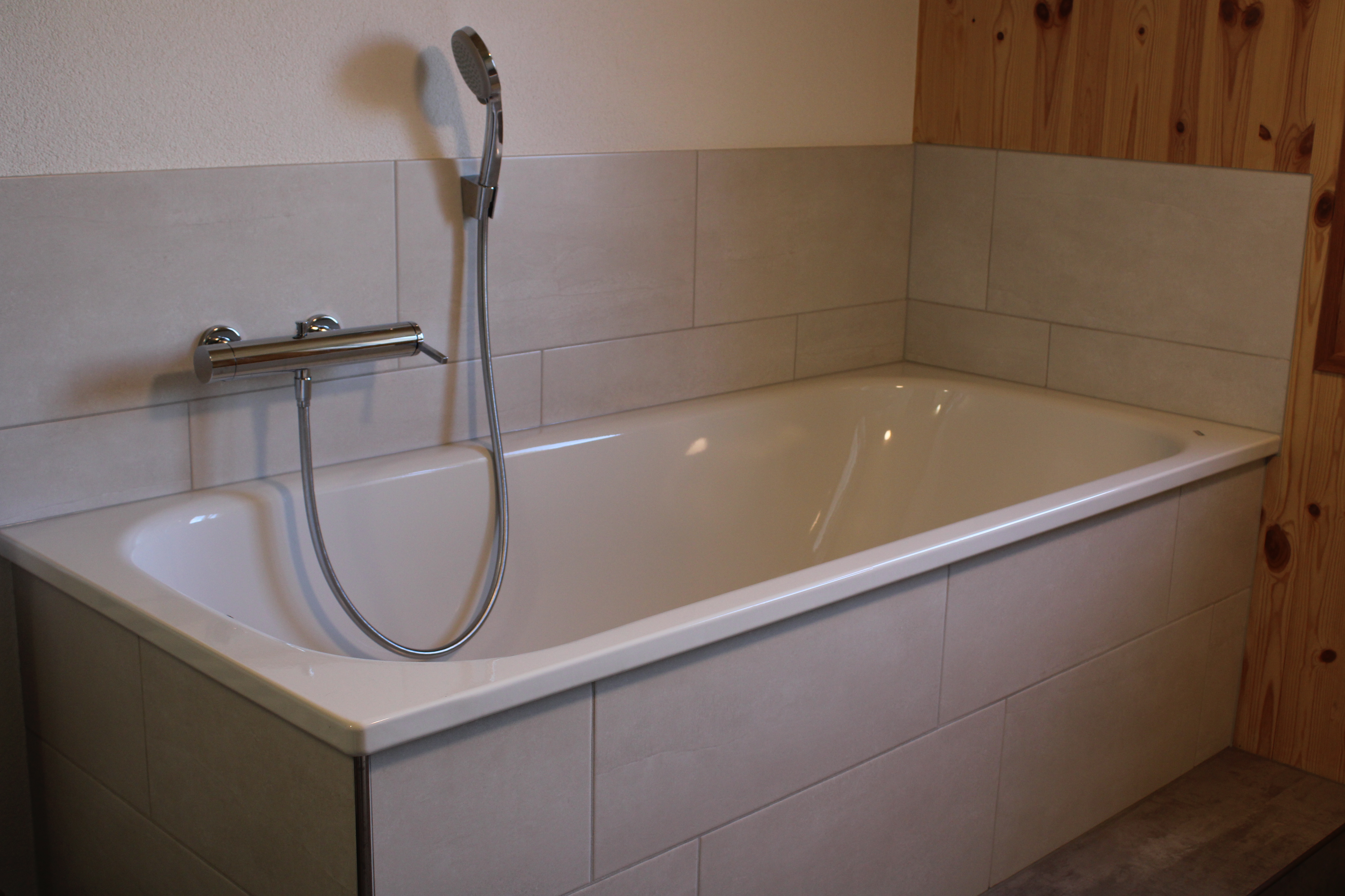 Badezimmer Fliesen verlegt durch Plattenleger.