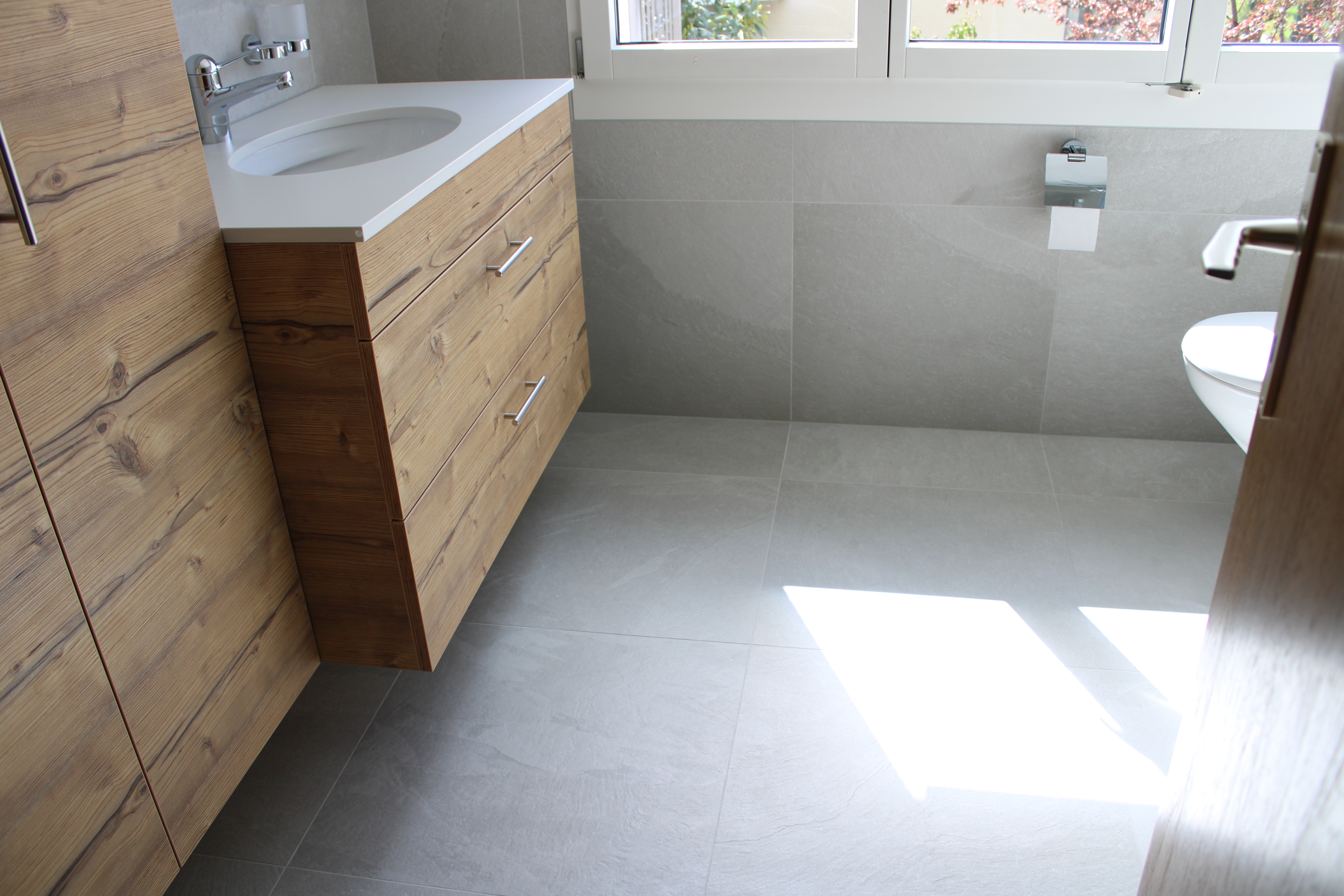 Lütisburg: Dusche Totalsanierung. Feinsteinzeug Platte Naturstein-Optik 60 x 60 cm verlegt durch Fabienne Huber Plattenbeläge & Reparaturen.