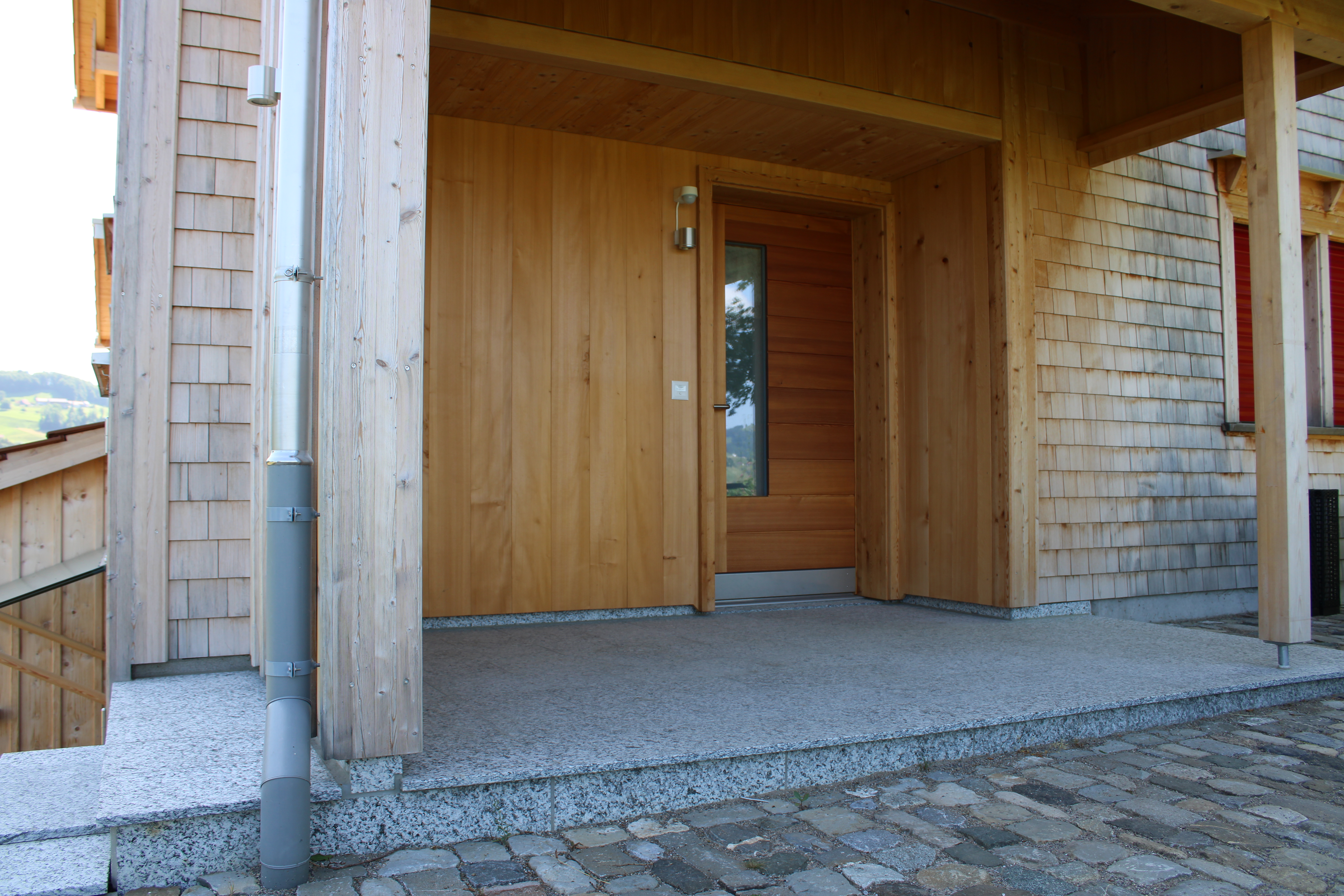 Naturstein-Beläge fühle sich angenehm an. Gneis, Marmor und Granit usw. werden auch in der Schweiz abgebaut und zu Platten verarbeitet.