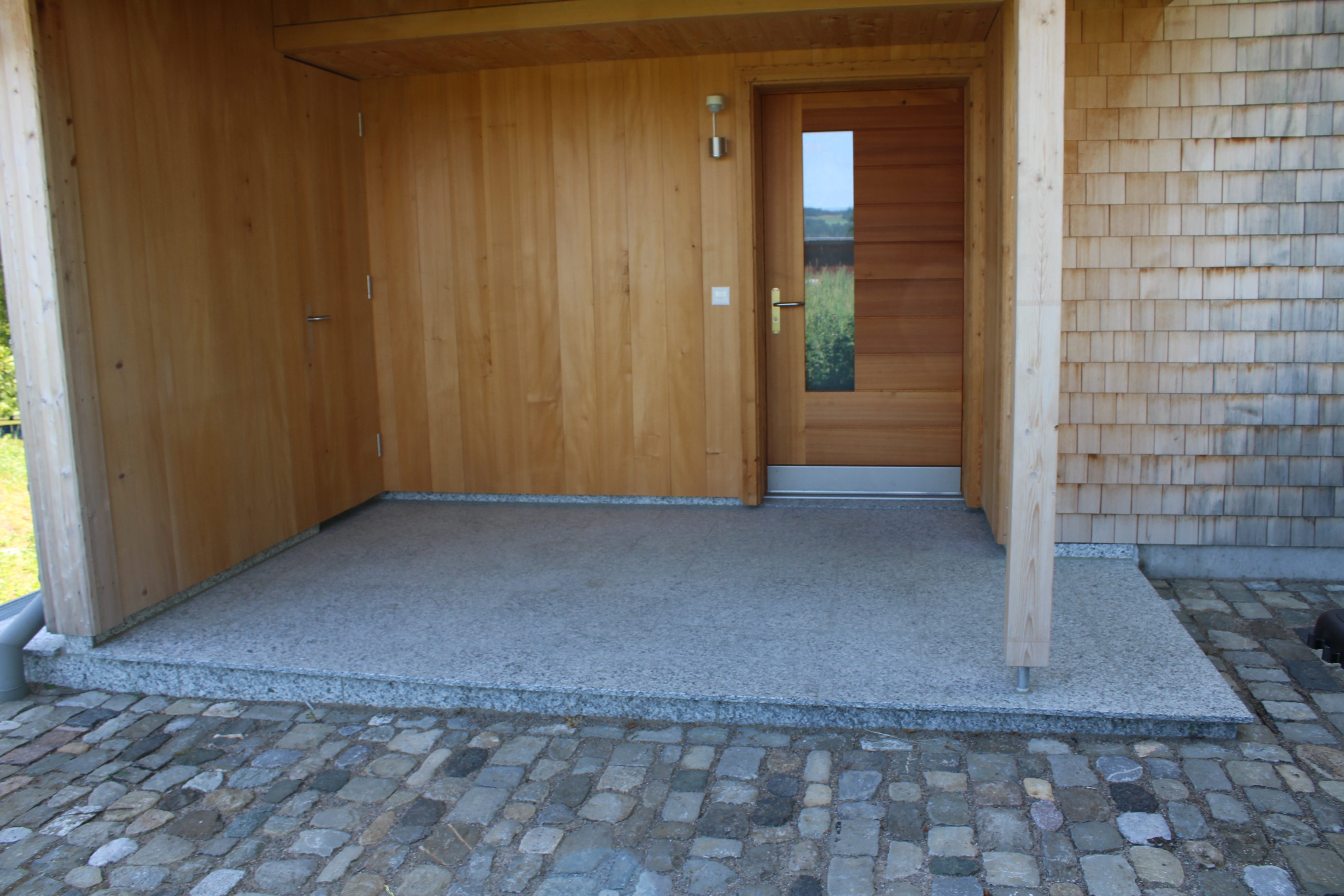 Fabienne Huber Plattenleger und Plattenlegerinnen verlegen keramische Platten in Ganterschwil und im Toggenburg.