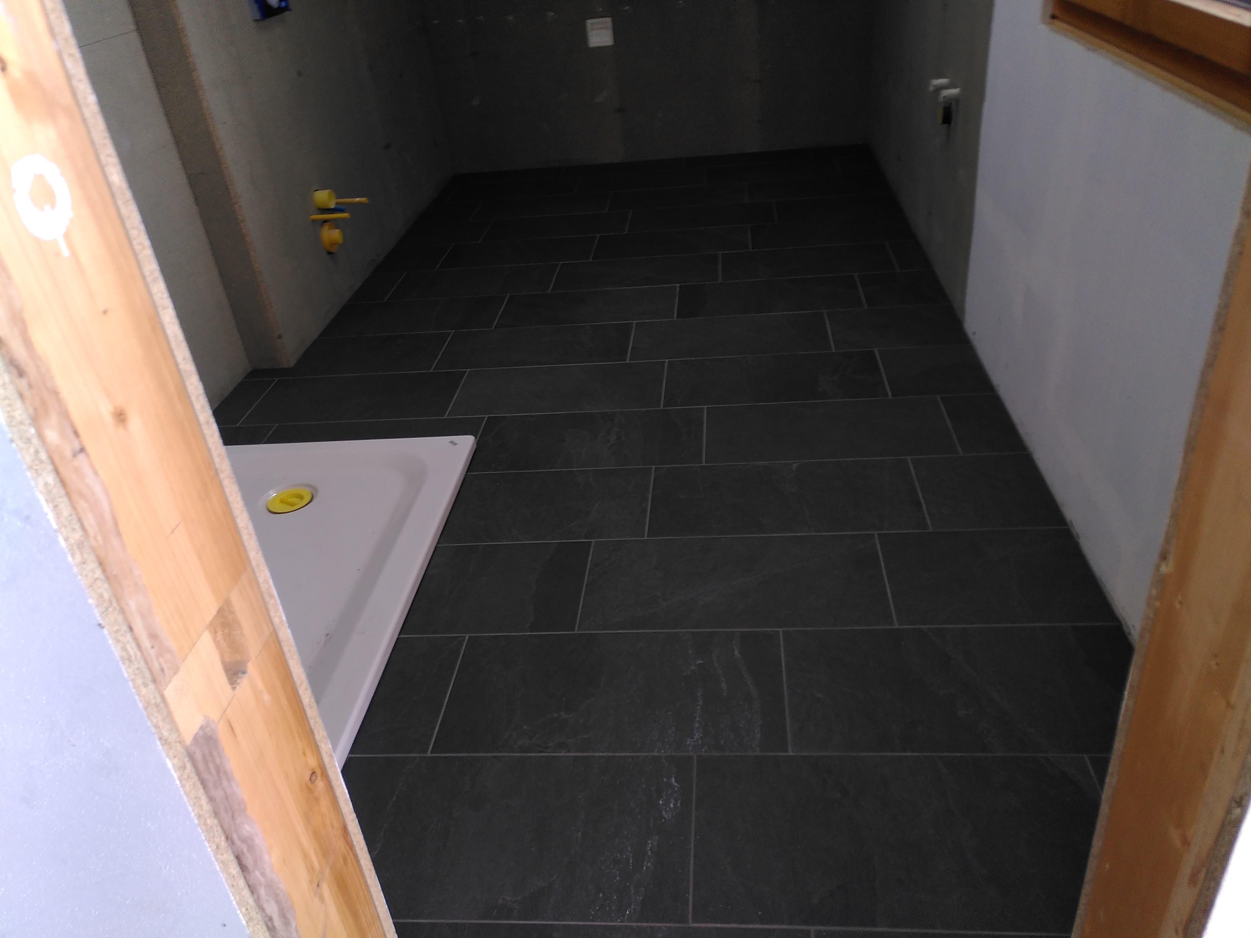 Nesslau: Mehrfamilienhaus. Keramik Bodenbeläge im Eingangsbereich, Gang, Bad und Küche. Feinsteinsteig 30 x 60 cm wild verlegt.