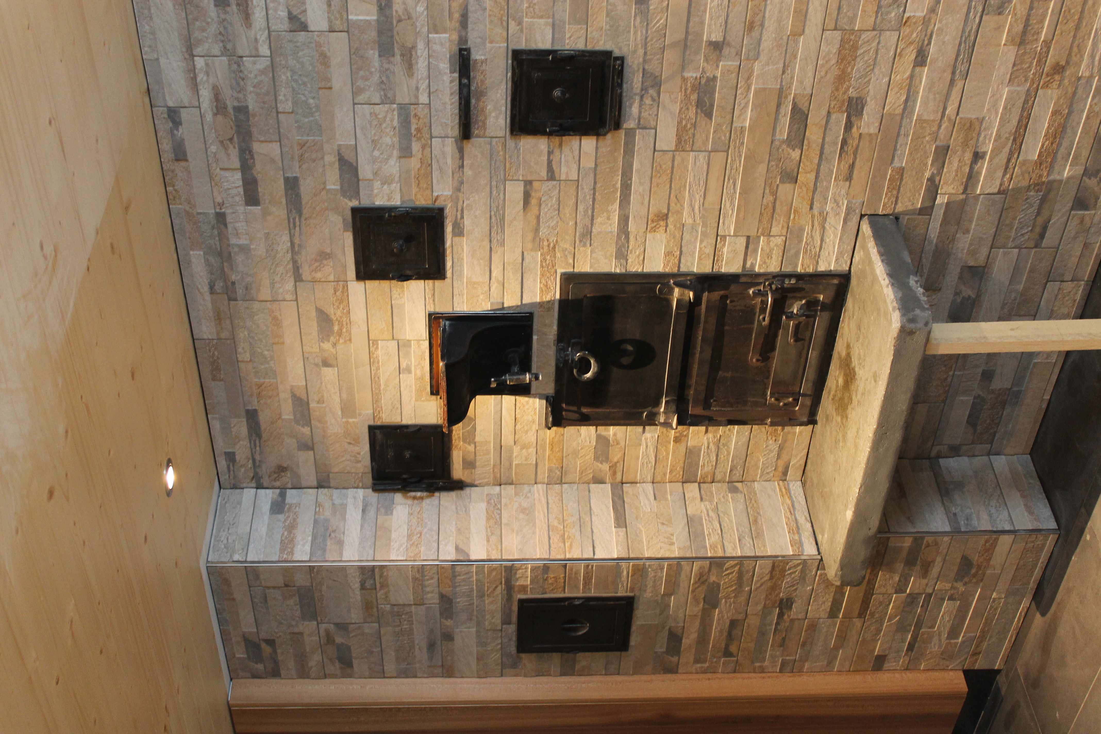 Keramik Verblender an einem Ofen für eine gemütliche Atmosphäre-Fabienne Huber Plattenbeläge & Reparaturen im Toggenburg.