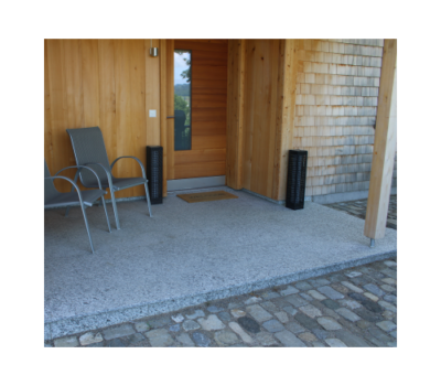 Ganterschwil Naturstein-platten im Aussenbereich gedeckt beim Eingang verlegt durch Fabienne Huber Plattenlegerin in Kirchberg SG