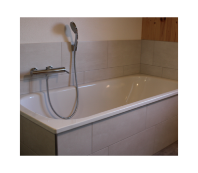 Badezimmer mit Keramikplatten