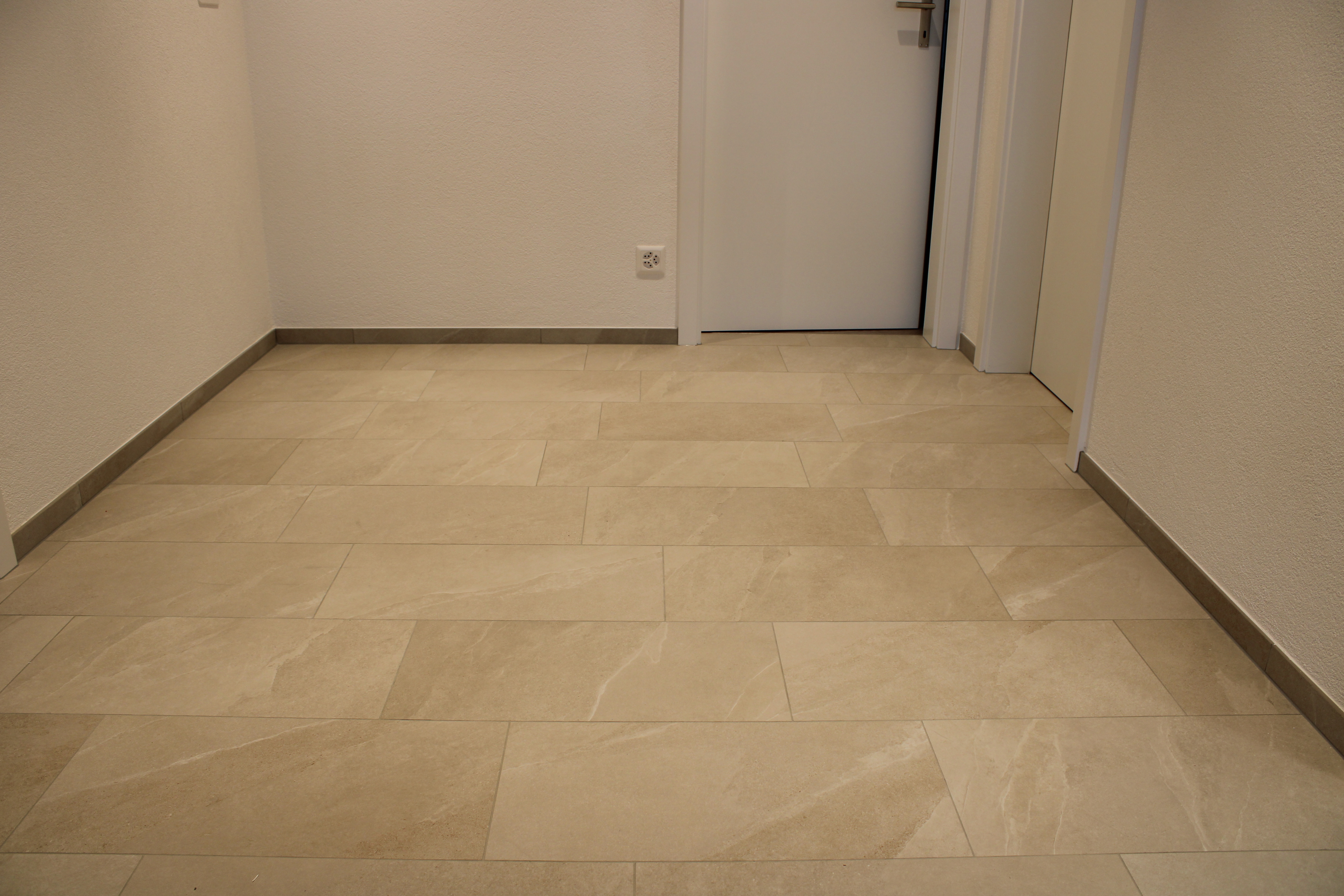 Plattenbeläge in Wilen mit Feinsteinzeugplatten in beige verlegt durch Plattenleger-in Fabienne Huber