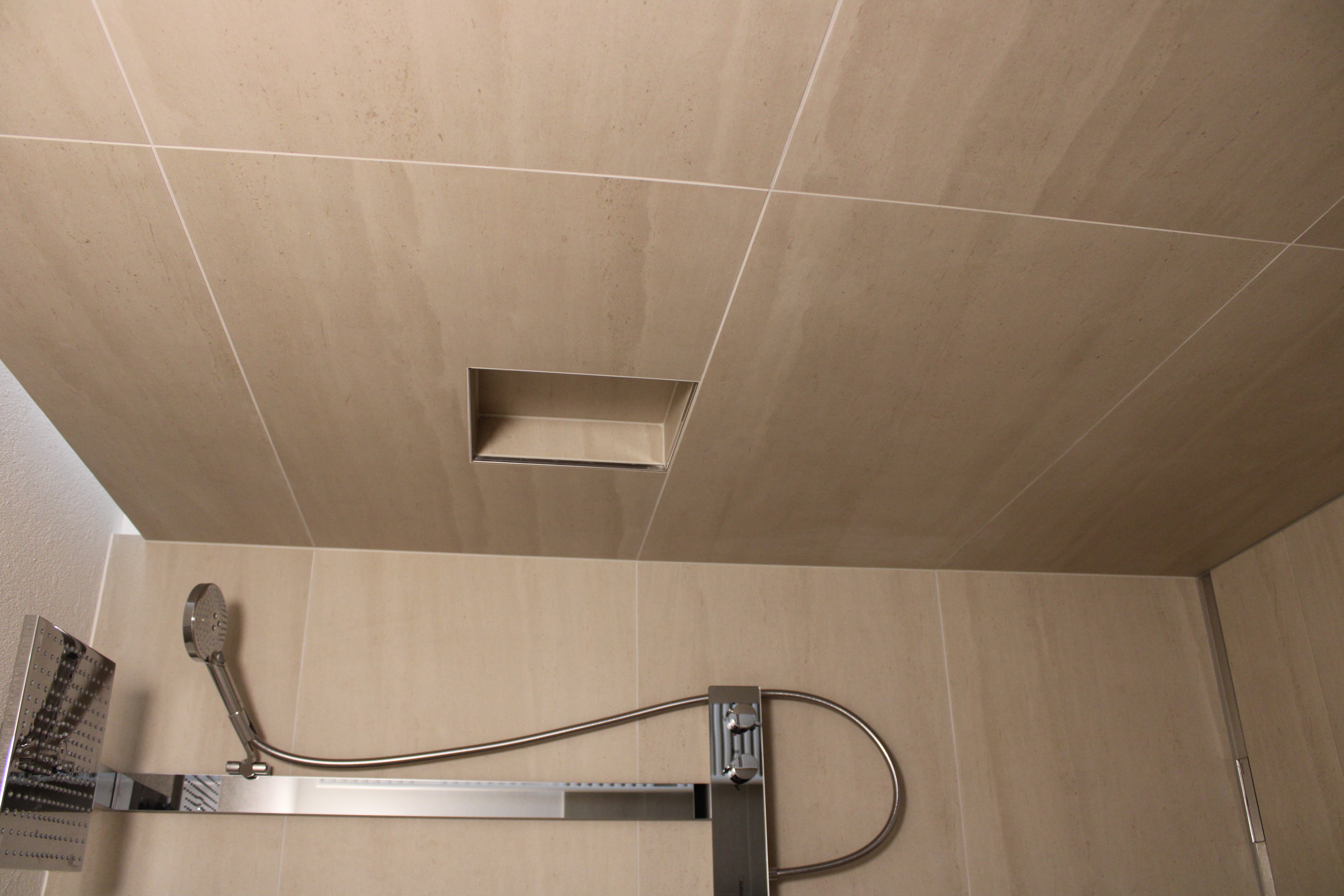 Grossformatige Platten im Duschbereich