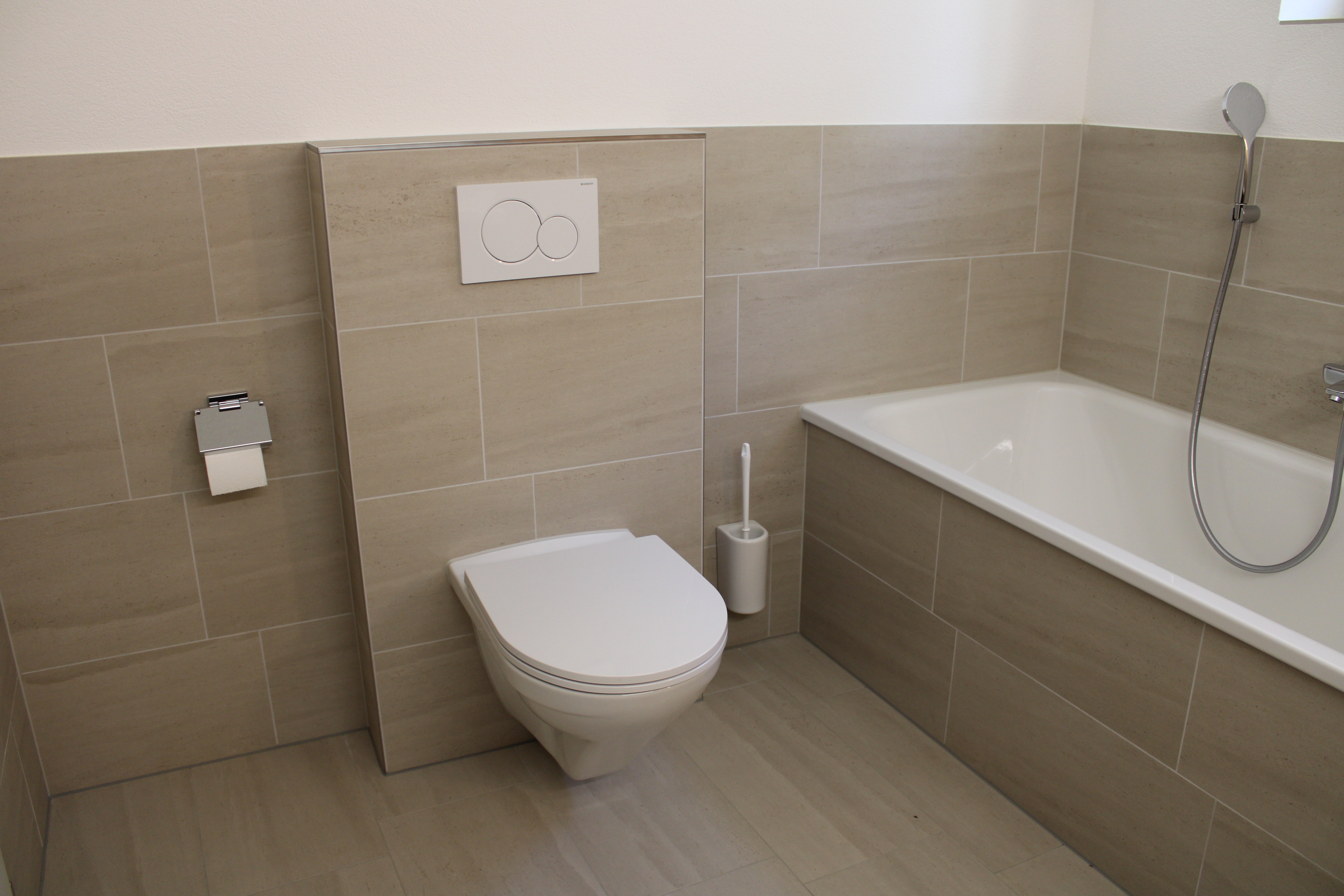 WC Spülkasten verkleidet mit keramischen Wandplatten