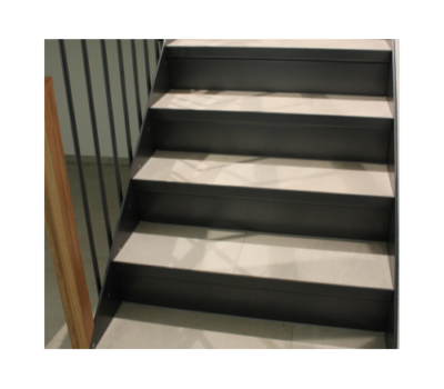 Treppe in Wilen bei Wil SG mit keramischen Bodenplatten