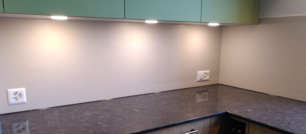 Küchenrückwand verlegt durch Plattenlegerin Fabienne Huber