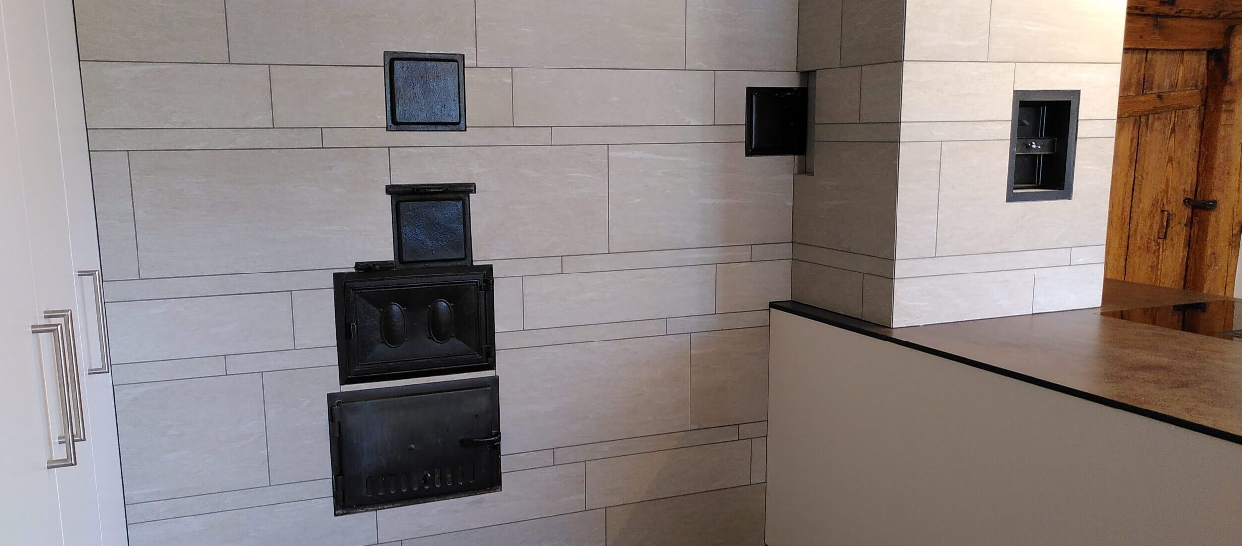 Keramik verlegt durch Plattenleger.