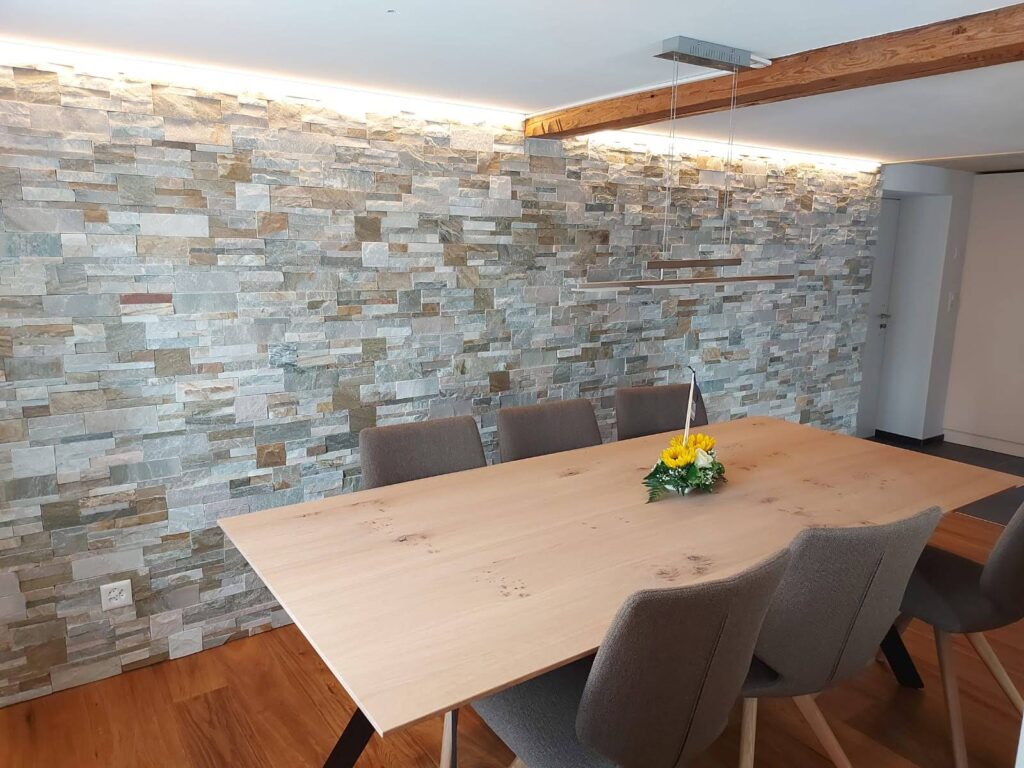 Verblender aus Naturstein im Wohnzimmer